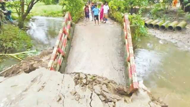 মাটি ধসে নদীতে সেতু ভোগান্তি দুই গ্রামে