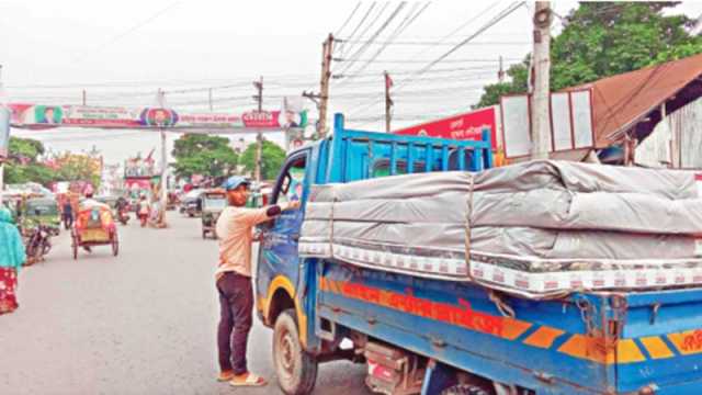 গাড়ি থামিয়ে চাঁদা আদায় না পেলে আঘাত