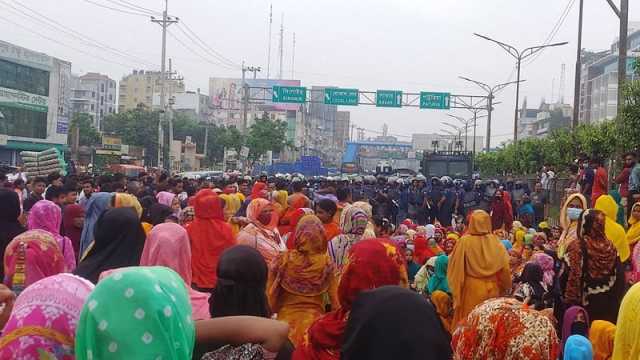 মহাসড়ক অবরোধ করে শ্রমিকদের বিক্ষোভ