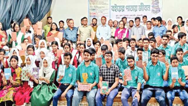 বইয়ের পাতায় জীবন