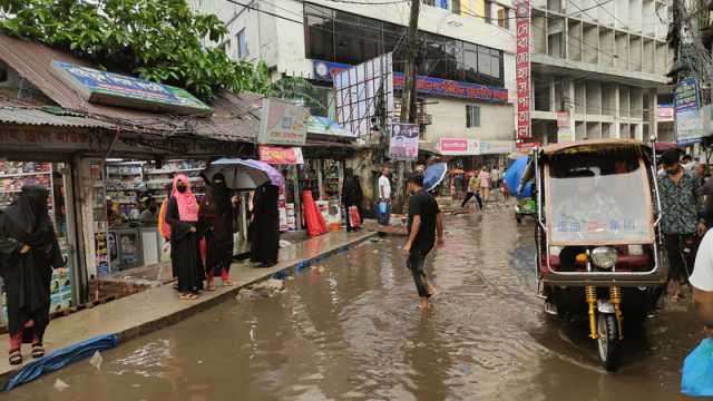 সড়কের চেয়ে নালা উঁচু, পানি দোকানে