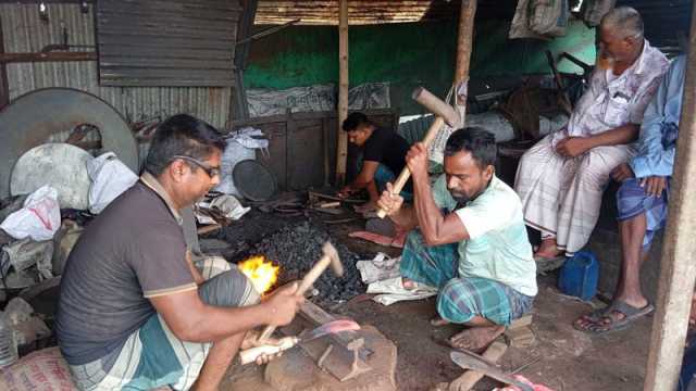 টুংটাং শব্দে মুখর কামারপল্লি