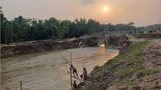 খননে ঝুঁকির মুখে আয়মন নদীর ৩১ সেতু কালভার্ট