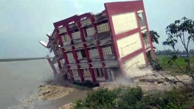 যমুনায় বিলীন বিদ্যালয়