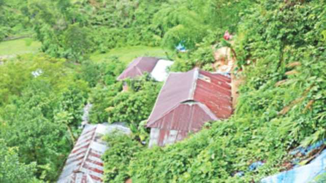 এখনও পাহাড়ের নিচে বাস ২০ সহস্রাধিক মানুষের