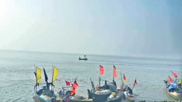 নিষেধাজ্ঞা শেষে ইলিশের খোঁজে সাগরে