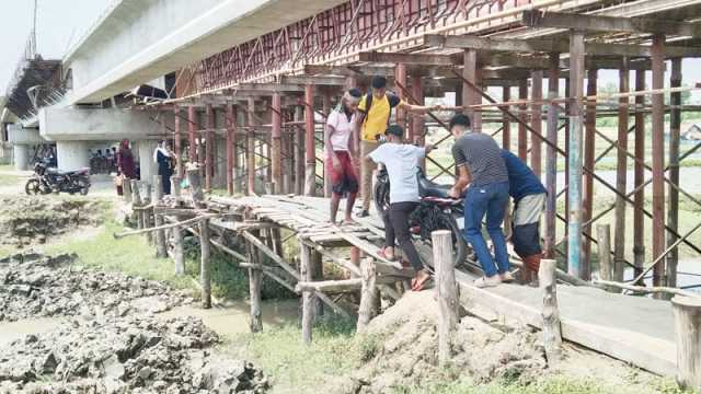 বিকল্প না রেখেই সেতু নির্মাণ, দুর্ভোগে মানুষ