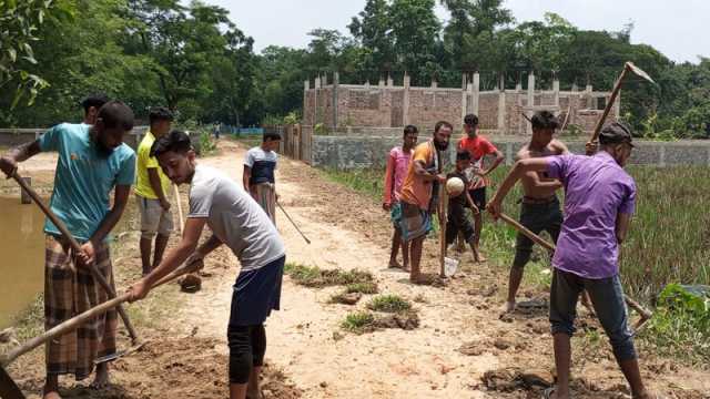 জরাজীর্ণ রাস্তা স্বেচ্ছাশ্রমে মেরামত, পাকাকরণের দাবি