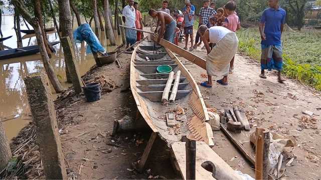 নৌকা বানিয়ে বছরে আয় ৫ লাখ