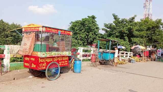 সেতুতে ভ্রাম্যমাণ দোকান যানজটে ভোগান্তি