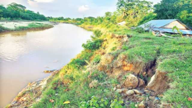 পুরোনো বেড়িবাঁধের ১৭ জায়গায় ফাটল
