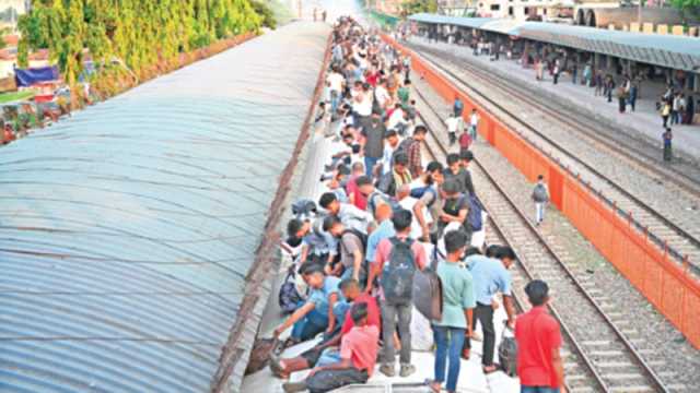 ঈদের ছুটি শেষে ঢাকায় ফেরার ঢল