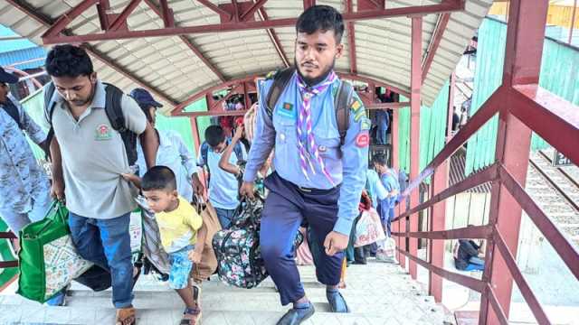 স্কাউটদের উদ্যোগে নির্বিঘ্নে গন্তব্যে গেলেন ট্রেনযাত্রীরা