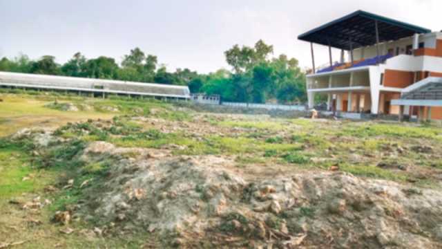 মাঠে খেলোয়াড় নেই চরে গরু ছাগল হাঁস