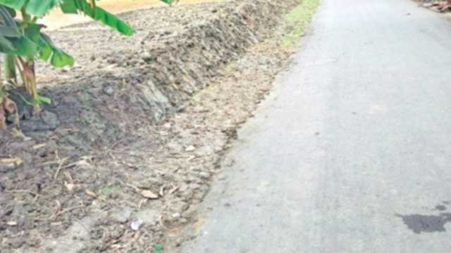 ফুটপাত দখল করে ঘেরের বাঁধ আ.লীগ ও জামায়াত নেতার