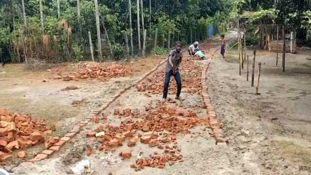 চাঁদা তুলে রাস্তা সংস্কার