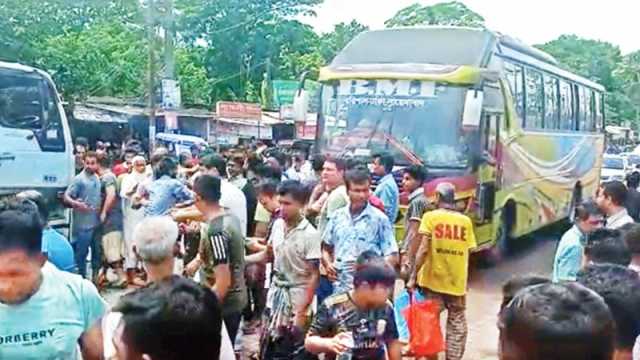 চাঁদাবাজির অভিযোগে দোকান বন্ধ, সড়ক অবরোধ