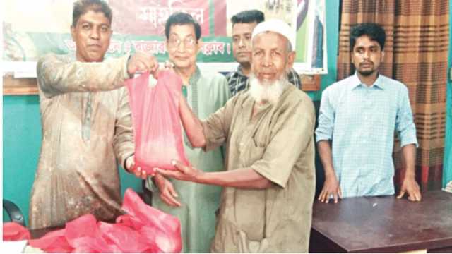 খাদ্যসামগ্রী পেল দুস্থরা