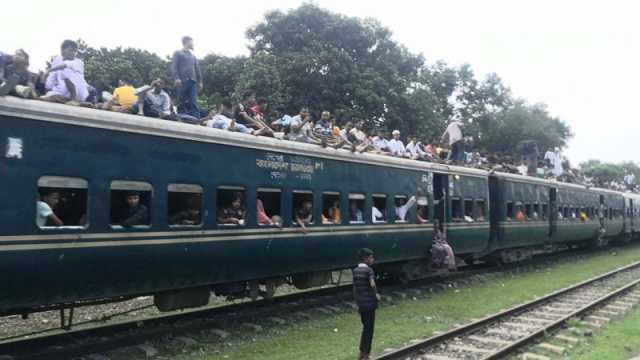 সীমিত বাস, ট্রেনে আসন কম দশম দিনেও ছাদে যাত্রী