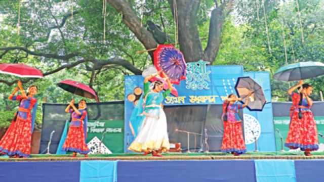 বকুলতলায় বৃষ্টির সুর