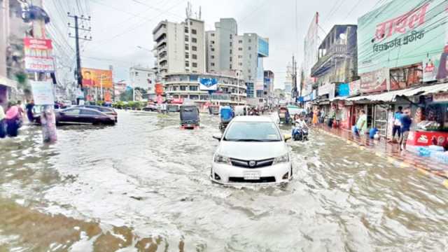 মৌসুমের প্রথম বৃষ্টিতেই খুলনায় অনেক সড়ক পানির নিচে