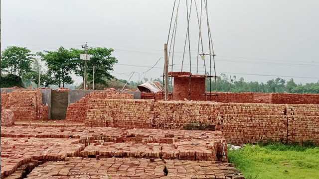 বন্ধ ইটভাটা চালু করতে নেতার তোড়জোড়