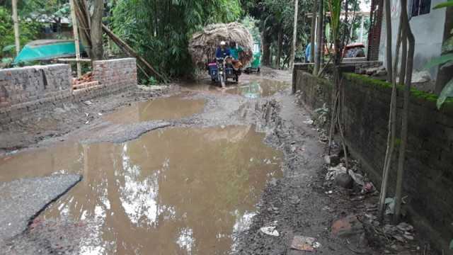 সড়কের খানাখন্দে বৃষ্টির পানি, দুর্ঘটনার ঝুঁকি