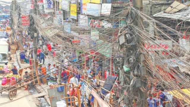 চুক্তি হয়, সরে না নগরের তারের জঞ্জাল