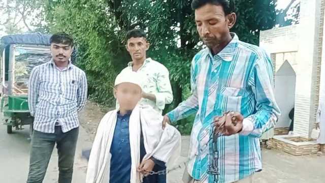 পায়ে বাঁধা শিকলের ভার নিজেই বইছিল শিশুটি