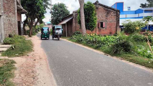 দুই দপ্তরের অধীন ২৯ কিমি সরু সড়কে চলাচলে ঝুঁকি