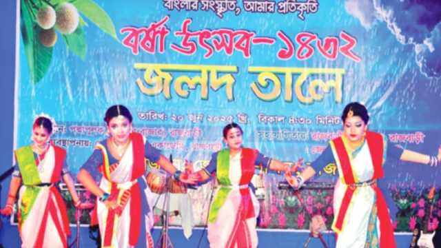 বর্ষণস্নাত সন্ধ্যায় ভেসে এলো শৈশবের স্মৃতি