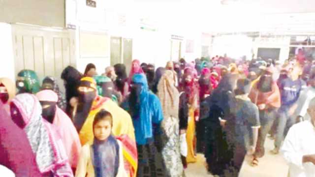 হাসপাতালে রোগীর ভিড়, মুখে নেই মাস্ক