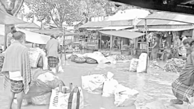 বৃষ্টি হলেই হাটজুড়ে হাঁটুপানি