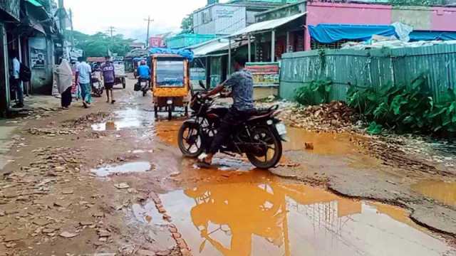 ধর্মপাশা-মধ্যনগর সড়ক খানাখন্দে বেহাল, ক্ষোভ