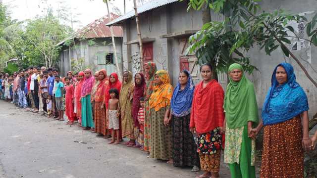 ইটভাটায় পুড়ছে ফসল ক্ষতিগ্রস্তদের বিক্ষোভ