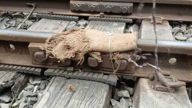 ভাঙা রেললাইনে পাটের বস্তা দিয়ে পার করা হলো ৪ ট্রেন