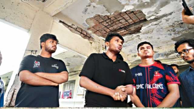 জীর্ণ আবাসিক হলে ঢামেক শিক্ষার্থীদের ঝুঁকিতে বাস