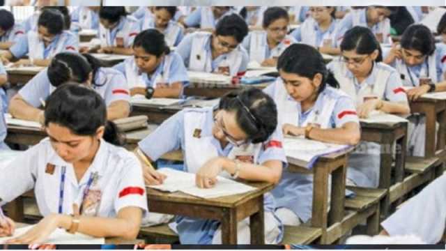 স্বাস্থ্যবিধিতে গুরুত্ব নেই পরীক্ষা কেন্দ্রে