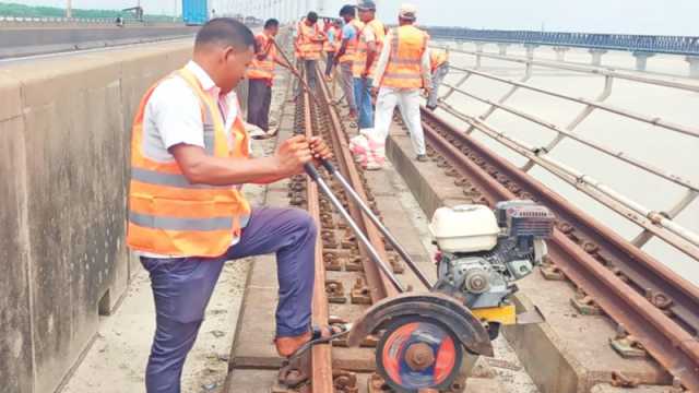 যমুনা সেতু থেকে খুলে ফেলা হচ্ছে রেললাইন