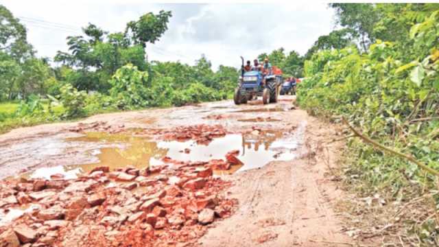 কাজে কচ্ছপগতি, জনতার দুর্ভোগ বাড়ে লাফিয়ে