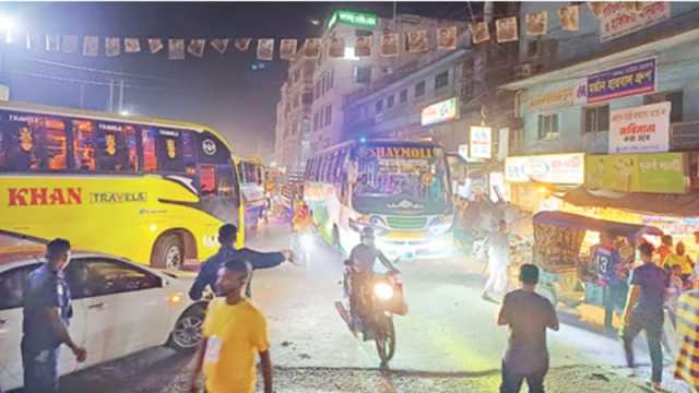 লোকাল বাসে যাত্রী হেনস্তা!