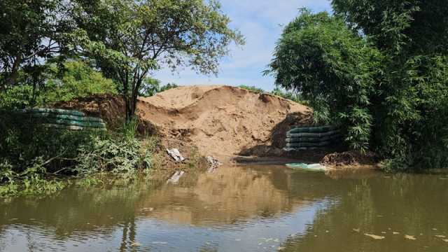 জব্দ বালু প্রকাশ্যে লুট পাল্টাপাল্টি দোষারোপ