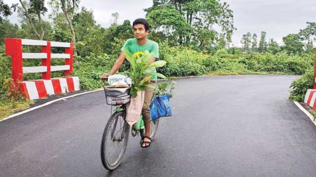 ঝং ধরা সাইকেলে গাছ বিলানো তরুণ
