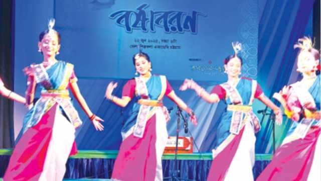 মেঘমেদুর সন্ধ্যায় আনন্দে বর্ষাবরণ