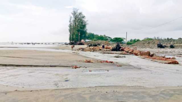 বাঁধ ভেঙে পারকি সৈকতে খাল
