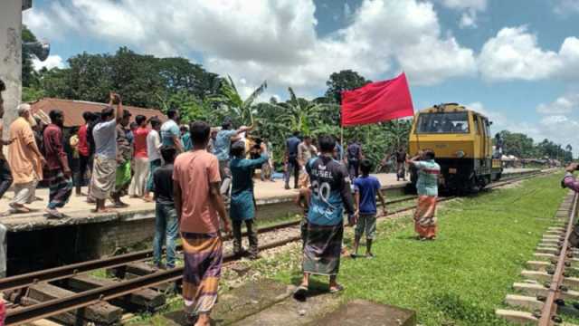 রেল কর্মকর্তাদের আটকিয়ে কর্মীর বিরুদ্ধে অভিযোগ