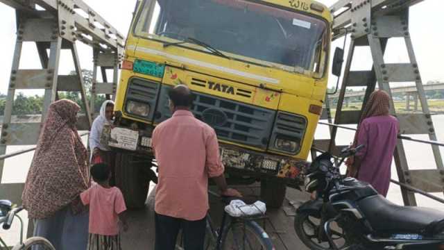 সেতুর পাটাতন ভেঙে যান চলাচল বন্ধ