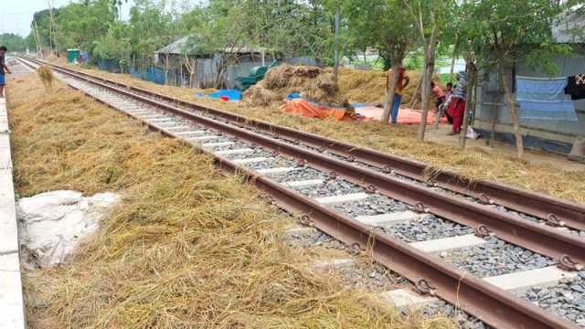৩৩৬ কোটি টাকার পথে চলে না ট্রেন