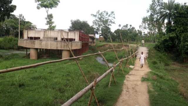 ৪ বছরেও শেষ হয়নি সেতুর নির্মাণকাজ, রডে মরিচা