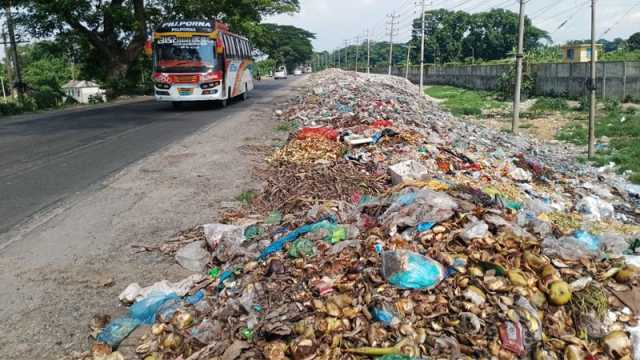 ভাগাড়ের দুর্গন্ধে বাড়িতে টেকাই দায় গ্রামবাসীর